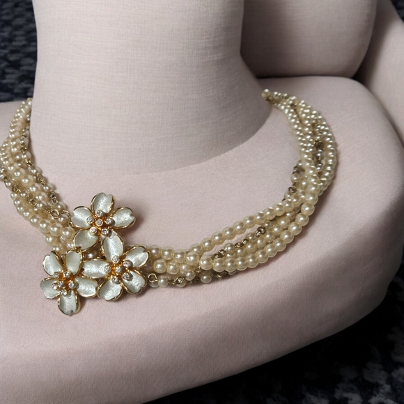 COPY - Faux Pearl Elegant Pearl Flower Necklace - Picture 1 of 3